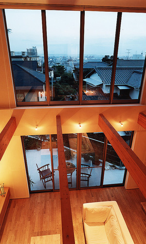 吹き抜けの高さまで全面窓にした、眺望を活かした美しいリビング