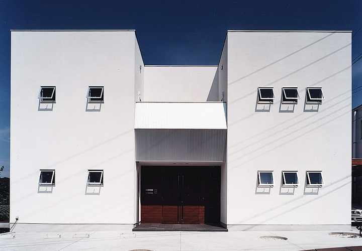 規則正しく整列した小窓と、箱を組み合わせて作ったようなシンプルでモダンな外観