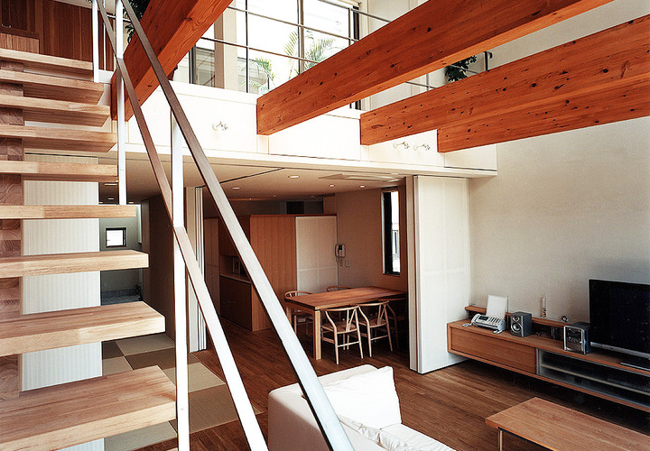 高く広い吹き抜け空間に、光と風を妨げずに意匠としてとらえた構造梁