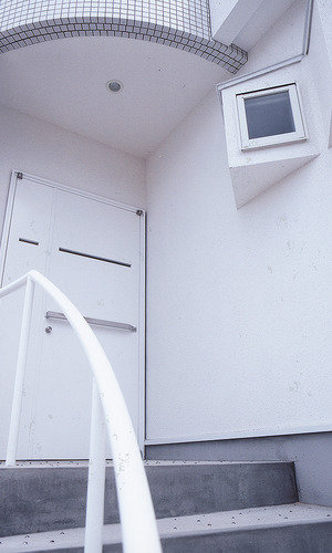 アール使いが多い外観に、モザイクタイルがキュートさをアピールする