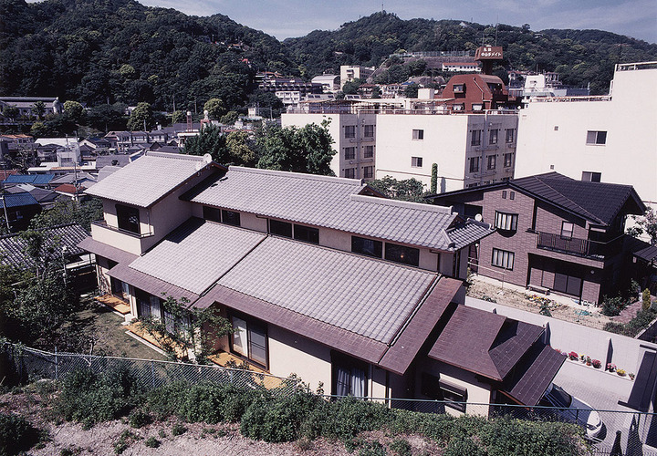 いぶし瓦を使用した、純和風に仕立てた奥行きのある外観