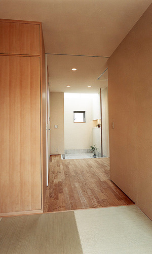 無垢のフローリングから畳に、自然素材をバトンタッチする和室空間