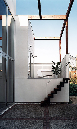 テラス・バルコニーと中庭をつなぐ、シルエットの美しい階段