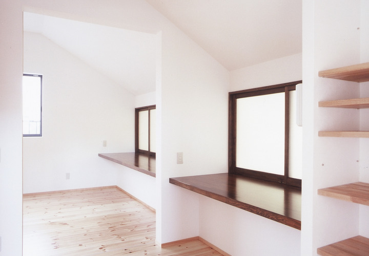 吹き抜け上階にある、引き戸の窓周りをワークスペースでまとめた子供部屋