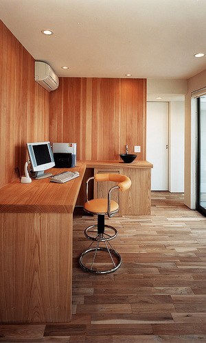 床・壁・造作家具に無垢材を贅沢に使用した、重厚感ある明るい書斎