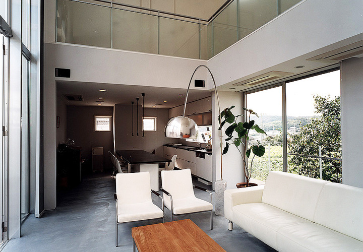 両サイドに大きな窓を設けた、採光と風通しが抜群によいリビング