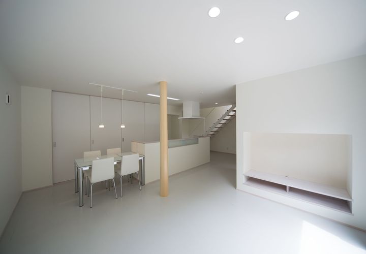 外観、玄関とは対照的なLDK