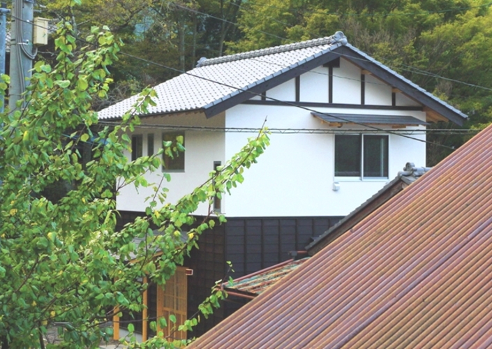 山あいにたつ家