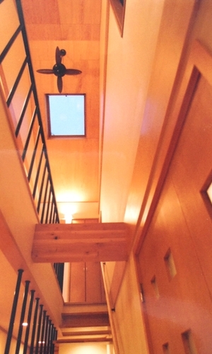 トップライトのある吹抜けの階段