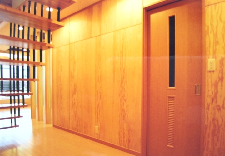 吊階段とラーチパネルの壁