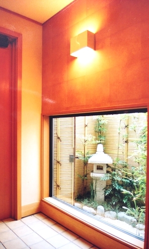 玄関ホールにある坪庭