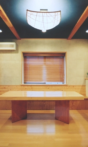 梁材を加工した無垢厚板のダイニングテーブル