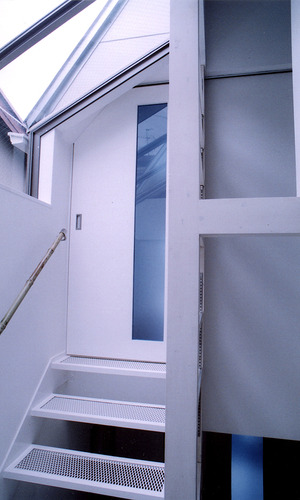 トップライトから入る光を、グレーチングメタルの踏面から各フロアに注ぐ階段