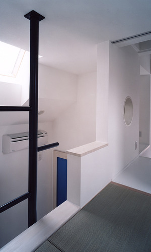 子供部屋にある黒いはしごの先には、畳のある隠れ家のようなロフト