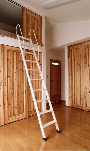 多くの節をデザインとして使用した、カントリーテイストのクローゼット扉