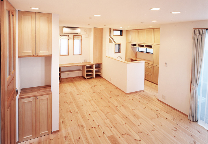 木のぬくもりをふんだんに取り入れた、家族が集う日当りの良いＬＤＫ