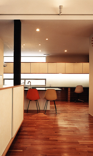 キッチンからワークスペースまでを一直線につなぐ、潔い天板と吊り戸棚