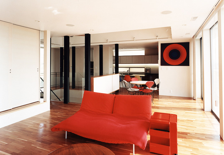 シンプルな色合いにまとめたＬＤＫに、スパイスカラーの赤色が印象的なＬＤＫ