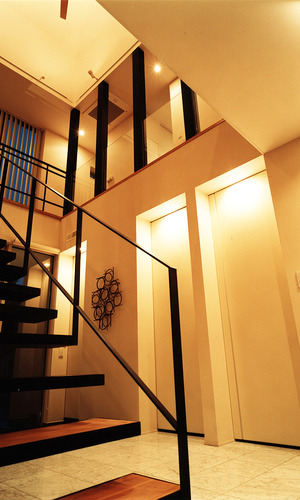 壁と面合わせにせずに個室の引き戸を作り、壁厚さ部分に照明を盛り込んだ影の美しい見せ方