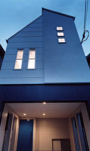 厳しい高さや敷地条件の中で、仕上げで遊び心を表現した外観