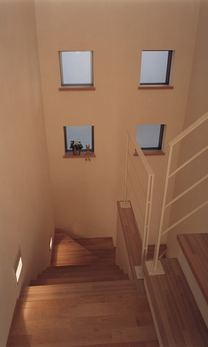 ４つのスクエア型の小窓が、かわいらしくトッピングした温かみのある階段