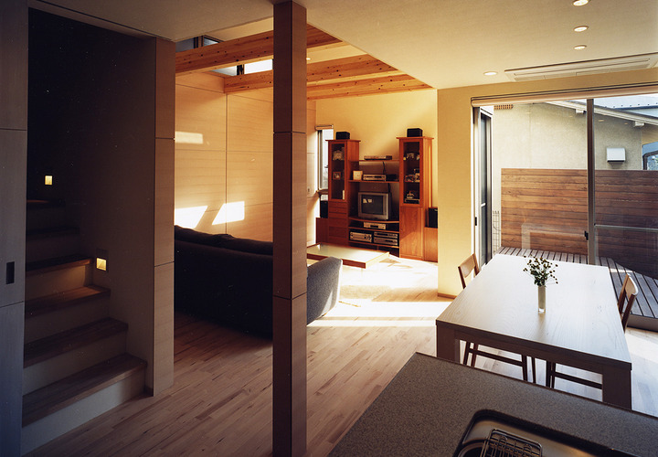 光を浴びて自然浴しているかのような、幅の細めのフローリング