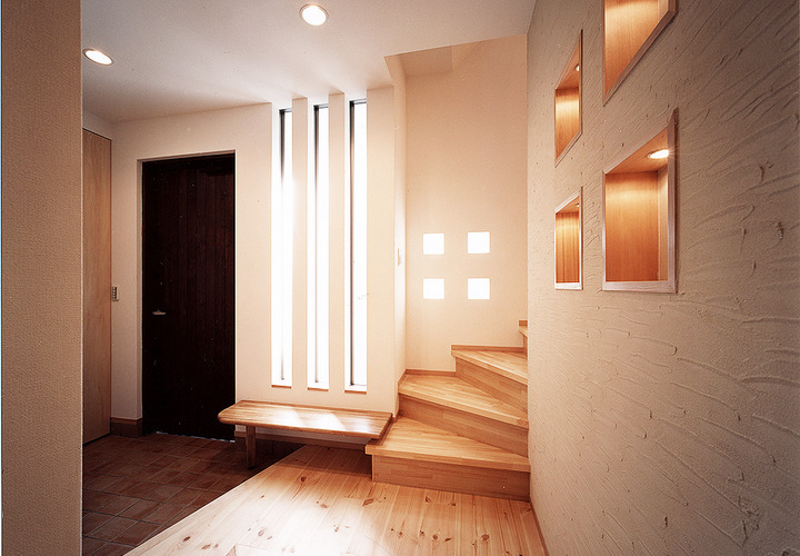 弾力性のある無垢フローリングに、ハンドクラフトらしさをプラスした漆喰壁