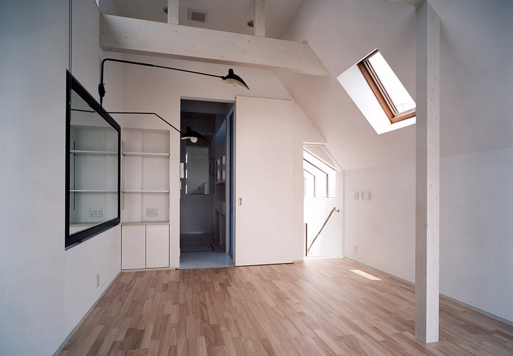 真っ白な屋根裏部屋のような空間に、アプリク ミュラル ドゥ ブラ ピヴォタンの照明がよく映えるLDK