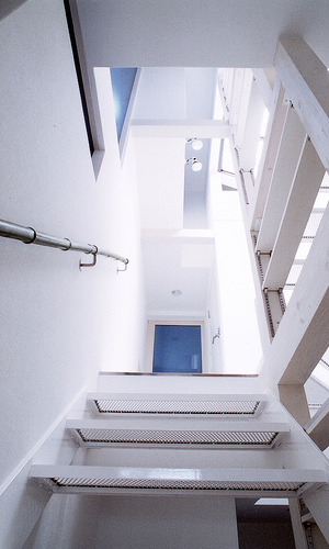 構造柱間を収納棚も兼ねてデザインした、光とそよ風を感じる階段周り