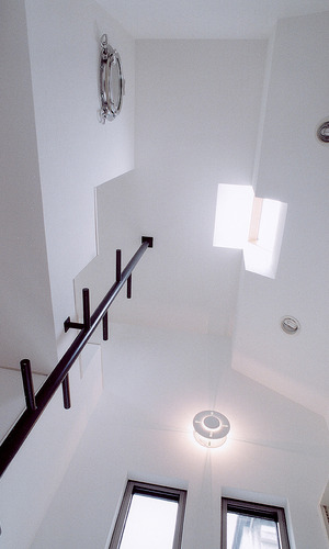 立体的な天井と船舶丸窓で動きのある楽しい空間を演出した、はしごロフト付子供部屋