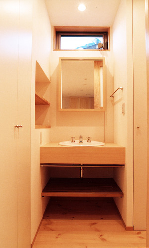 コンパクトながら、壁面や洗面下に収納をたっぷりと設けた洗面所