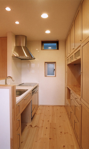 取っ手までこだわった、木調でまとめた収納力のあるキッチン