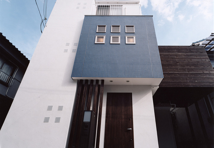 かわいらしい小さな小窓が規則正しく並ぶ、イタリアンカントリーテイストの外観