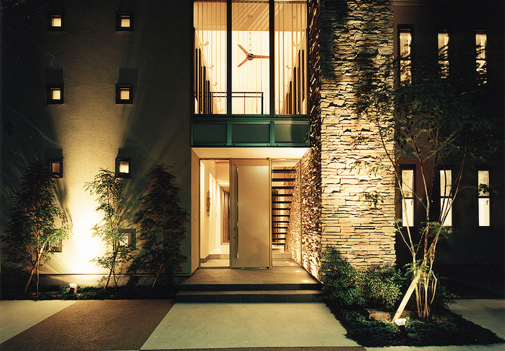 中外と繋ぐ人造石貼の壁と７メートルある吹き抜けが、日本住宅とは思えないダイナミックな外観