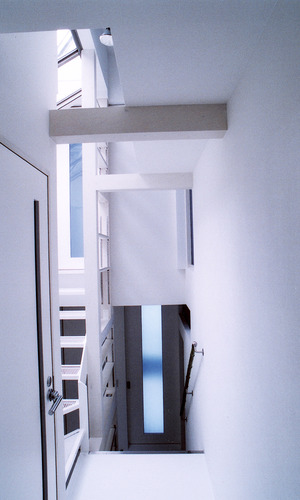 全てのフロアに光を行き届かせるように計算された、軽やかなスキップフロア