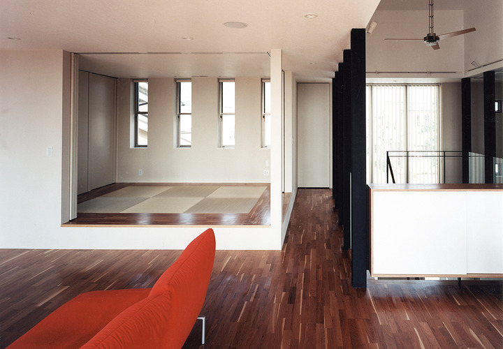 琉球畳周りにフローリング素材を利用し、大空間のＬＤＫと調和の取った和室