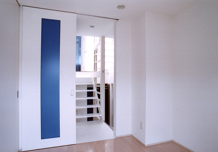 光と風を常に感じる開放的な階段周りと、プライバシーをしっかり守るそれぞれの個室