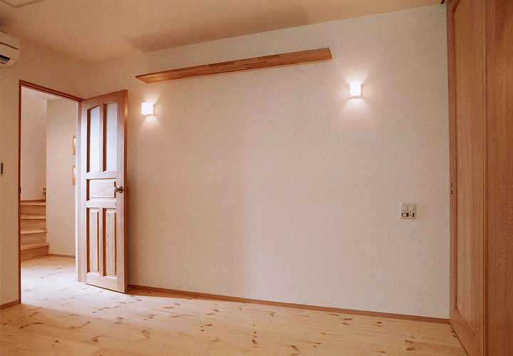 真っ白な壁と木のみでまとめた、甘過ぎないカントリーテイストの寝室