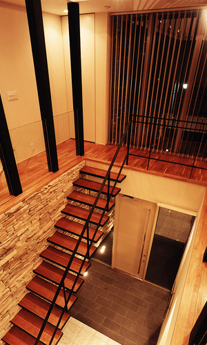 訪れる人を驚かせ高い開放感を生む、７メートルもの吹き抜けがある玄関ホール