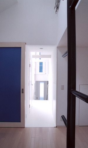 フロストガラスをはめ込んだ引き戸から、音は遮りつつ光のみ取り入れたロフト付子供部屋