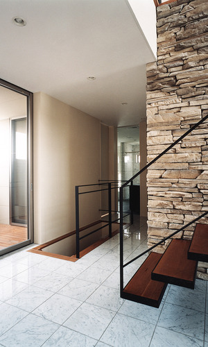 人造石貼の壁と、人口大理石の床が、海外ハウスのような佇まいのホール