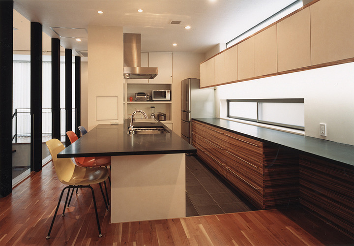 黒御影石で製作したダイナミックな造りの天板がこだわりの 全長5メートルあるキッチン Fevecasa フェブカーサ