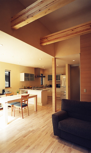 味わい深い木の梁を活かした、優しい自然素材でまとめたリビング