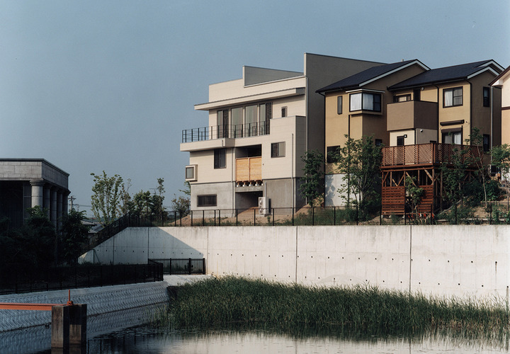 住みよく開発された小高い丘の上にある敷地に建つ、光や風に恵まれた建物