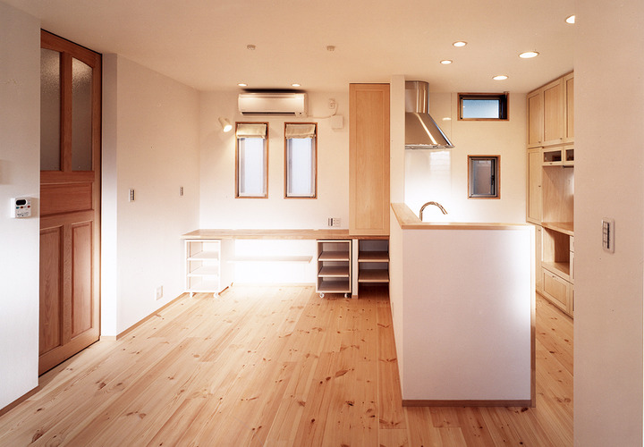 無垢の節のあるフローリングが、癒される空間に温かさをプラスしてくれる