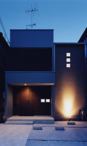 アッパーライトが、建物を芸術的に立体感をもたせる外観