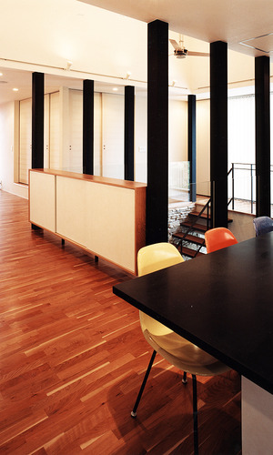 ハードな印象の空間に、色を変えて並べたイームズ・チェアがよく似合うＬＤＫ