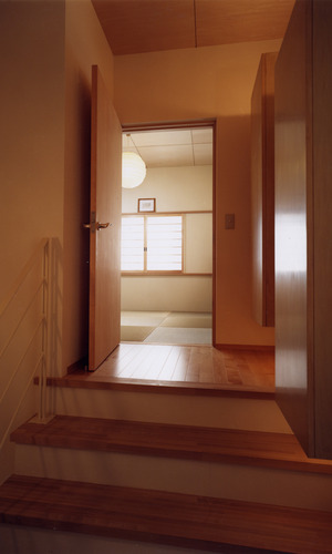 扉を開けると、琉球畳の落ち着きのあるシンプルな和室が広がる