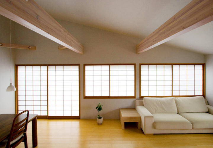 和紙を貼った居間