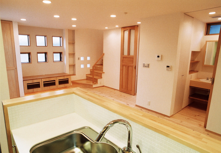 四角い小窓を多く配置した、甘くなり過ぎない程度にかわいさをプラスしたＬＤＫ